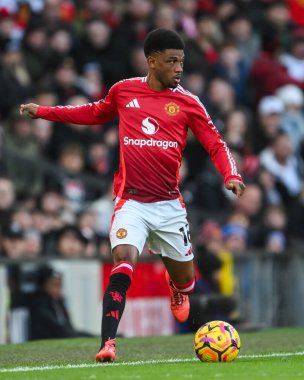 Manchester United takımından Amad Diallo 22 Aralık 2024 'te Old Trafford, Manchester, İngiltere' de oynanan Premier League maçında topa vuruyor.