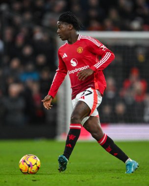 Manchester United takımından Kobbie Mainoo 22 Aralık 2024 'te Old Trafford, Manchester, İngiltere' de oynanan Premier League maçında pas attı.