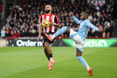 Brentford 'dan Bryan Mbeumo ve Nottingham Ormanı' ndan Callum Hudson-Odoi Premier Lig maçı sırasında İngiltere 'nin başkenti Londra' daki Gtech Community Stadyumu 'nda Brentford Nottingham Ormanı' na karşı oynadılar.