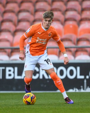 Blackpool 'dan Dom Ballard 21 Aralık 2024' te Bloomfield Road, Blackpool 'da oynanan Blackpool-Stevenage maçında topla bir çıkış yaptı.