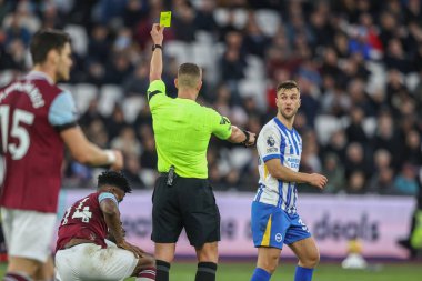 Hakem Robert Jones, Premier Lig karşılaşmasında Brighton & Hove Albion 'dan Jol Veltman' a Londra Stadyumu 'nda West Ham United ve Hove Albion maçında sarı kart verdi.