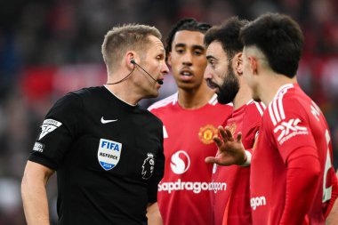 Manchester United oyuncuları 22 Aralık 2024 tarihinde Old Trafford, Manchester, İngiltere 'de oynanan Premier League maçında Bournemouth' a penaltı verdikten sonra hakem Craig Pawson ile konuştular.