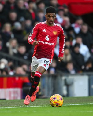 Manchester United takımından Amad Diallo 22 Aralık 2024 'te Old Trafford, Manchester, İngiltere' de oynanan Premier League maçında topa vuruyor.