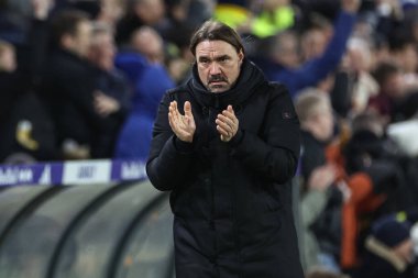 Leeds United takımının teknik direktörü Daniel Farke, 21 Aralık 2024 'te Leeds Road, İngiltere' de oynanan Sky Bet Şampiyonası maçında Jayden Bogle 'ın golünü 2-0 olarak kutluyor.