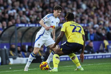 Leeds United 'dan Dan James topu Oxford United takımından Greg Leigh' in 21 Aralık 2024 'te Elland Road, Leeds, İngiltere' de oynanan Leeds United - Oxford United maçında tutuyor.