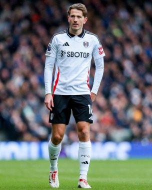 Fulham 'dan Sander Berge Premier Lig maçı sırasında Londra Craven Cottage' da Fulham Southampton 'a karşı, 22 Aralık 2024' te seyrediyor.