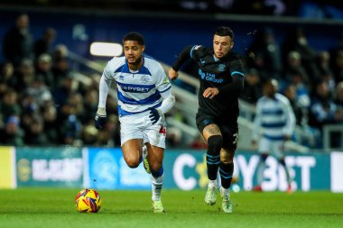 Queens Park Rangers 'dan Jonathan Varane Preston North End' den Sam Greenwood 'dan baskı görüyor. Queens Park Rangers' a karşı Preston North End 21 Aralık 2024 'te Matrade Loftus Road, Londra' da oynanan karşılaşma sırasında.