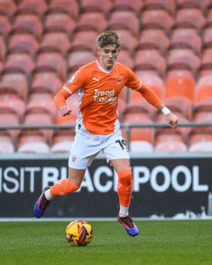 Blackpool 'dan Dom Ballard 21 Aralık 2024' te Bloomfield Road, Blackpool 'da oynanan Blackpool-Stevenage maçında topla bir çıkış yaptı.