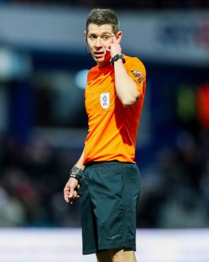 Hakem Matt Donohue, 21 Aralık 2024 'te Londra Matrade Loftus Yolu' nda Queens Park Rangers ve Preston North End arasındaki Sky Bet Şampiyonası maçına bakıyor.