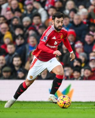 Manchester United takımından Bruno Fernandes 22 Aralık 2024 'te Old Trafford, Manchester, İngiltere' de oynanan Premier League maçında topa vuruyor.