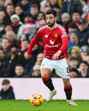 Manchester United takımından Bruno Fernandes 22 Aralık 2024 'te Old Trafford, Manchester, İngiltere' de oynanan Premier League maçında topa vuruyor.