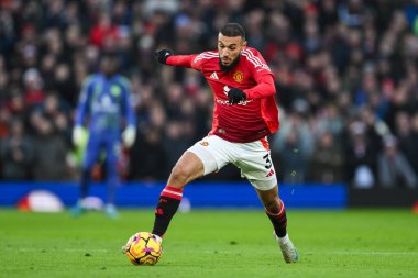 Manchester United takımından Noussair Mazraoui 22 Aralık 2024 'te Old Trafford, Manchester, İngiltere' de oynanan Premier League maçında topa vuruyor.