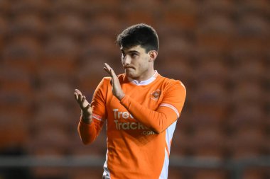 Blackpool 'dan Rob Apter, 21 Aralık 2024' te Bloomfield Road, Blackpool 'da oynanan Blackpool-Stevenage maçının sonunda taraftarları alkışlıyor.