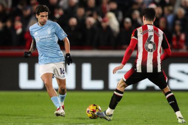 Nottingham Ormanı 'ndan Nicols Domnguez Premier League maçında pas veriyor Brentford Nottingham Ormanı' na karşı The Gtech Community Stadyumu, Londra, 21 Aralık 2024
