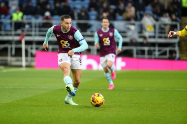 Burnley 'den Josh Brownhill 21 Aralık 2024' te Burnley, Burnley, İngiltere 'deki Turf Moor' da Watford 'a karşı oynadığı Gökyüzü İddia Şampiyonası maçında topu ileri atıyor.