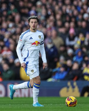 Leeds United takımından Ethan Ampadu 21 Aralık 2024 'te Leeds Road, Leeds, Birleşik Krallık' ta oynanan Sky Bet Şampiyonası maçında topla birlikte oynadı.