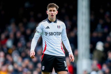 Fulham takımından Tom Cairney 22 Aralık 2024 'te Craven Cottage, Londra, İngiltere' de oynanan Premier League maçında Fulham ve Southampton maçına bakıyor.