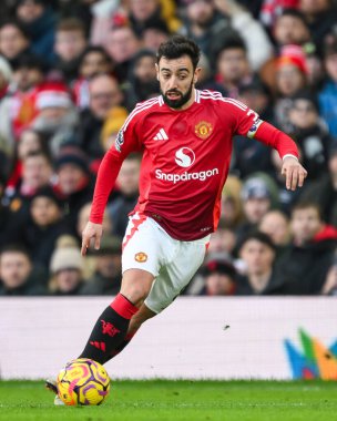 Manchester United takımından Bruno Fernandes 22 Aralık 2024 'te Old Trafford, Manchester, İngiltere' de oynanan Premier League maçında topa vuruyor.