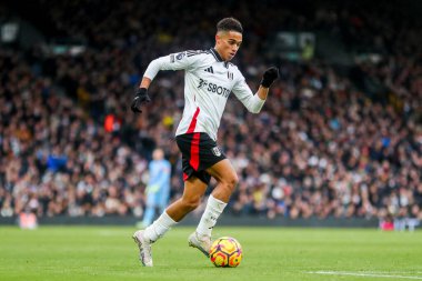 Fulham 'lı Joshua King Premier Lig maçında topla koşuyor Fulham, Southampton' a karşı Craven Cottage, Londra, İngiltere, 22 Aralık 2024