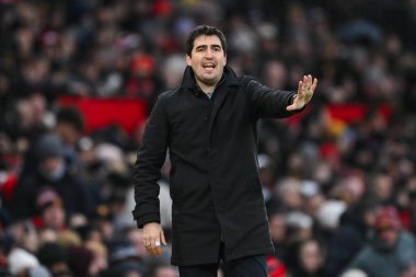 Bournemouth 'un Andoni Iraola teknik direktörü 22 Aralık 2024' te Old Trafford, Manchester 'da oynanan Premier League maçında takımına talimat verir.
