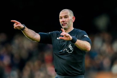 Hakem Tim Robinson 22 Aralık 2024 'te Craven Cottage, Londra, İngiltere' de oynanan Premier League maçında Fulham ve Southampton maçında talimat verdi.