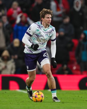 Bournemouth takımından Illya Zabarnyi 22 Aralık 2024 'te Old Trafford, Manchester, Birleşik Krallık' ta oynanan Premier League maçında topa vuruyor.