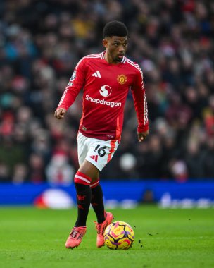 Manchester United takımından Amad Diallo 22 Aralık 2024 'te Old Trafford, Manchester, İngiltere' de oynanan Premier League maçında topa vuruyor.