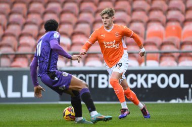 Blackpool 'dan Dom Ballard, Stevenage' den Jordan Roberts ile 21 Aralık 2024 'te Bloomfield Road, Blackpool' da oynanan Blackpool-Stevenage maçında karşılaştı.