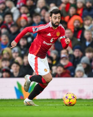 Manchester United takımından Bruno Fernandes 22 Aralık 2024 'te Old Trafford, Manchester, İngiltere' de oynanan Premier League maçında topa vuruyor.