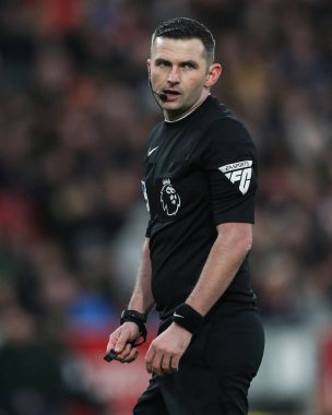 Hakem Michael Oliver Premier Lig maçı sırasında Brentford Nottingham Forest 'a karşı Gtech Community Stadyumu, Londra, 21 Aralık 2024