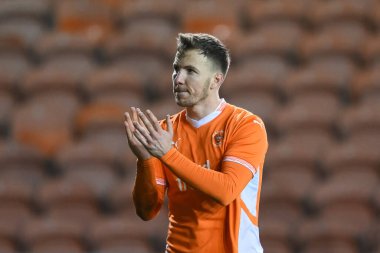 Blackpool 'dan Lee Evans, 21 Aralık 2024' te Bloomfield Road, Blackpool 'da oynanan Blackpool-Stevenage maçının sonunda taraftarları alkışlıyor.