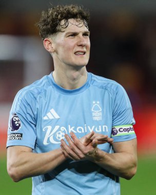 Nottingham Ormanı 'ndan Ryan Yates, Premier League maçından sonra Londra, 21 Aralık 2024' te Gtech Community Stadyumu 'nda Brentford Nottingham Ormanı' na karşı oynanan gezgin taraftarları alkışlıyor.