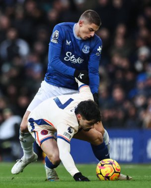 Everton 'dan Vitaliy Mykolenko, 22 Aralık 2024 tarihinde İngiltere' nin Liverpool kenti Goodison Park 'ta oynanan Premier League karşılaşmasında Chelsea' li Pedro Neto 'yu yendi.