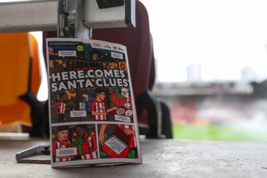 Premier League karşılaşması öncesi maç programı Brentford Nottingham Forest 'a karşı Gtech Community Stadyumu, Londra, 21 Aralık 2024