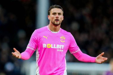 Southampton 'dan Taylor Harwood-Bellis 22 Aralık 2024' te Craven Cottage, Londra 'da oynanan Premier League maçında tepki gösterdi.