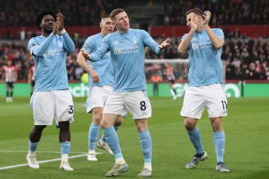 Nottingham Ormanı 'ndan Elliot Anderson, 21 Aralık 2024' te Londra 'daki Gtech Community Stadyumu' nda oynanan Premier League maçı sırasında kalabalığı coşturuyor.