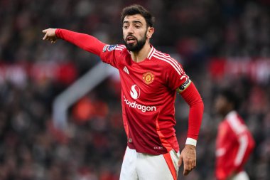 Manchester United takımının Bruno Fernandes, 22 Aralık 2024 'te Old Trafford, Manchester, İngiltere' de oynanan Premier League maçında takım arkadaşlarına talimat verir.