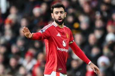 Manchester United takımının Bruno Fernandes, 22 Aralık 2024 'te Old Trafford, Manchester, İngiltere' de oynanan Premier League maçında takım arkadaşlarına talimat verir.