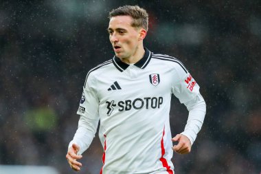 Fulham takımından Timothy Castagne 22 Aralık 2024 'te Craven Cottage, Londra, İngiltere' de oynanan Premier League maçında Fulham ve Southampton maçına bakıyor.