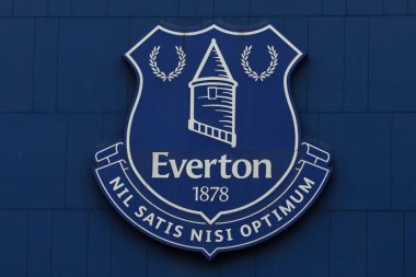 22 Aralık 2024 'te Goodison Park, Liverpool' da oynanan Premier Lig maçı sırasında Goodison Park 'ta Everton Chelsea' ye karşı bir standın yanındaki Everton rozeti.