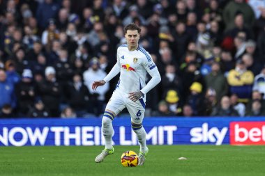 Leeds United takımından Joe Rodon, 21 Aralık 2024 'te Leeds Road, Leeds, İngiltere' de oynanan Leeds United - Oxford United maçında topu aldı.