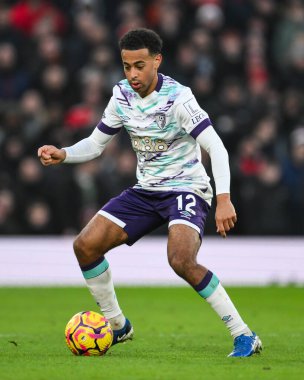 Bournemouth 'dan Tyler Adams 22 Aralık 2024' te Old Trafford, Manchester, Birleşik Krallık 'ta oynanan Premier League maçında topla bir çıkış yaptı.