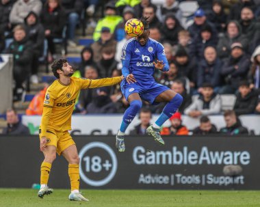Leicester City 'den Stephy Mavididi 22 Aralık 2024' te King Power Stadyumu 'nda Leicester City, Wolverhampton Wanderers' a karşı oynanan Premier League maçında yüksek topu kazanmak için sıçradı.
