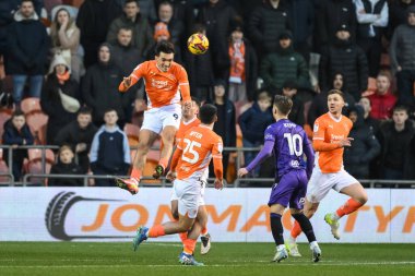 Blackpool takımından Kyle Joseph, 21 Aralık 2024 'te Bloomfield Road, Blackpool' da oynanan Blackpool-Stevenage maçında önde gidiyor.