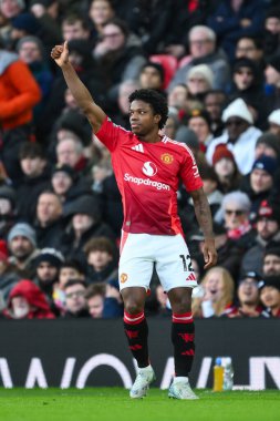 Manchester United takımından Tyrell Malacia, 22 Aralık 2024 'te Old Trafford, Manchester, İngiltere' de oynanan Premier League maçında takım arkadaşına baş parmağını kaldırdı.