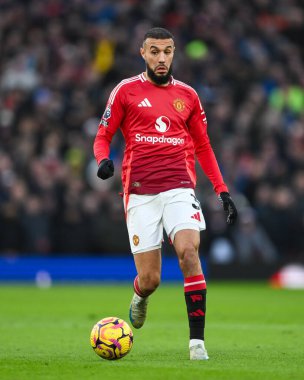 Manchester United takımından Noussair Mazraoui 22 Aralık 2024 'te Old Trafford, Manchester, İngiltere' de oynanan Premier League maçında topa vuruyor.