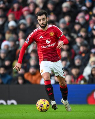 Manchester United takımından Bruno Fernandes 22 Aralık 2024 'te Old Trafford, Manchester, İngiltere' de oynanan Premier League maçında topa vuruyor.