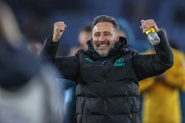 Wolverhampton Wanderers 'ın Vtor Pereira teknik direktörü, Premier League maçı Leicester City' nin Wolverhampton Wanderers 'a karşı 22 Aralık 2024' te King Power Stadyumu, Leicester, Birleşik Krallık 'ta oynanan maçında taraftarlarla zaferi kutluyor.