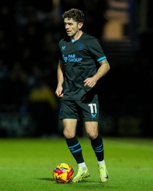 Preston North End 'den Robbie Brady, 21 Aralık 2024' te Londra Matrade Loftus Road 'da Queens Park Rangers ve Preston North End maçında topla koşuyor.