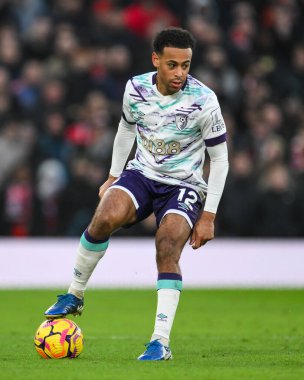 Bournemouth takımından Tyler Adams 22 Aralık 2024 'te Old Trafford, Manchester, İngiltere' de oynanan Premier League maçında topu kontrol ediyor.